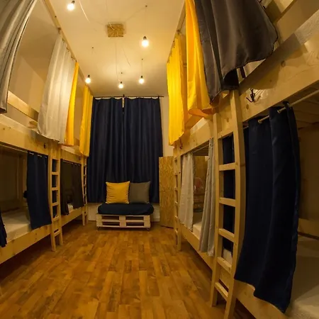 Hostel Cloud 9 *
