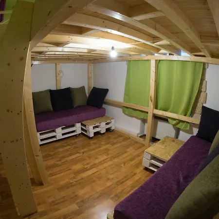 Hostel Cloud 9 *